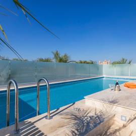Salmar Court Holiday Apartments with Pool by Buena Vista、Għaxaqのホテル