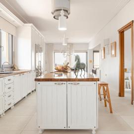 Front Row to the Beach - Luxury 2BR with Free Parking