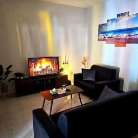 Blue House Kampar 3BR Family Suite-Kids Playroom Near UTAR, hotel in Kampar
