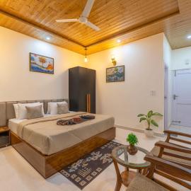 DUSK VIBES near mall roade kasauli Entire 1-bedroom with private balcony with delicious food