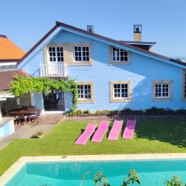 La Casa Azul con piscina, hotel em Miengo