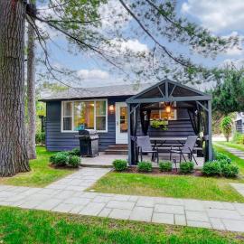 The Cozy Shore Cottage - Large, hotel a Wasaga Beach