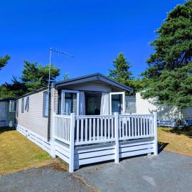 Rated Superb - Award-Winning Family Holiday Park - Live Shows, Themed Events, and Activities for All Ages, Day and Night - WiFi, Netflix, Linens - Gym, Sauna - Spotless, Quiet, Secluded, Parking - Restaurant, Shop, Bar, hotel a Ferndown