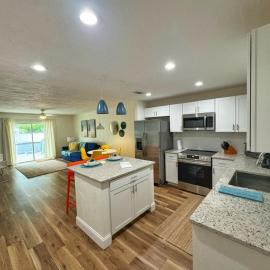 NEW - Amazing Sunshine - Up 6 Guests-Private Backyard, hotel a Port Orange