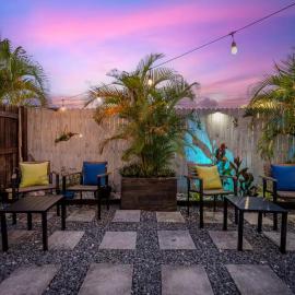 Outdoor Deck Fully Equipped Remodeled Bath