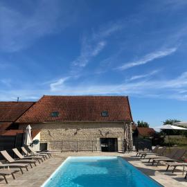 Gîte le clocher roman 14 personnes piscine et spa privatif, Hotel in Bellenot-sous-Pouilly