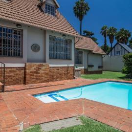 Elegant 5BR House with Pool, Gourmet Kitchen and Reliable Generator