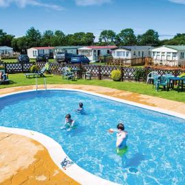 The Village Holiday Park, hotel in New Quay