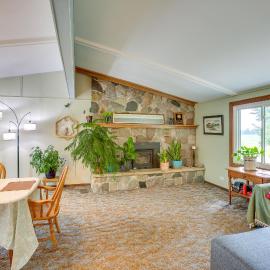 8 Mi to Crystal Mountain: Peaceful Up North Home, hotel en Thompsonville