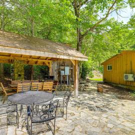 Serene Cabin w/ Pond & Creek on South Saluda River、Clevelandのホテル