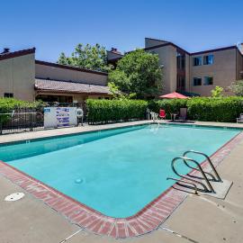 Viesnīca Walk to Virginia Lake: Reno Condo w/ Balcony! pilsētā Rīno