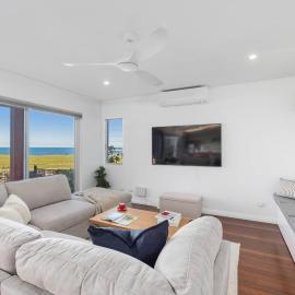 'Bulli Escape' Bright Beachfront Stay & Scenic Views