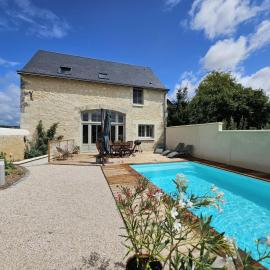 Charmant Gîte 6 Pers avec Piscine Privée et Jardin, Avon-les-Roches - FR-1-381-629, Hotel in Avon-les-Roches