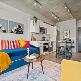 Vibrant PopArt downtown suite, comfy and stylish!
