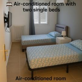 Chambre privative rénové 2024, climatisation, tramway sur place , 12 min centre, 16 min plage, aperçu latéral mer, 2 wc avec 2 salle de bain, private room renovated 2024, air-conditioned , tram on spot, 2 toilets and 2 bathrooms: Nice'de bir otel