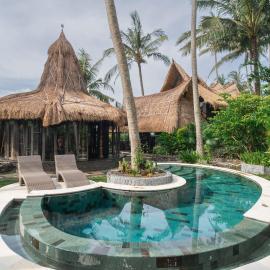 Authentic beachfront Villa Owl, hotel sa Krambitan