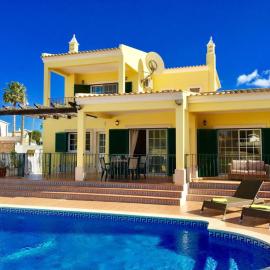 Casa Estombar - Private Swimming Pool - Air Conditioning In All Bedrooms - Wifi, hotel em Estômbar