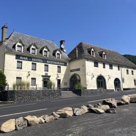Gîte-Auberge du Pont de Lanau, hotel i Neuvéglise