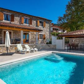 Luxurious Home In Plomin