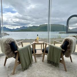 Glass domes at Arctic Ocean Lodge, hotell i Sandsøy