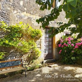La Vieille Ferme: superbe complexe de 3 gîtes en pierre avec Piscine au coeur du Périgord Noir, hotel in Saint-Geniès
