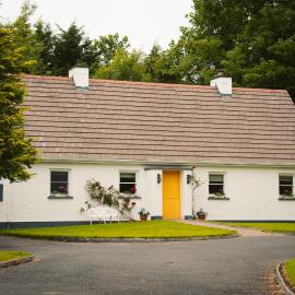 Longford Holiday Yellow Star Self-Catering Cottage, hotel a Esker South
