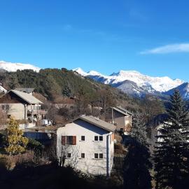 Appartement duplex spacieux et frais avec vue sur montagnes, Hotel in Seyne