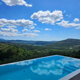 Casa Mille Olivi 2 - Villa with Private Pool & Lake View near Motovun, hotel em Buzet