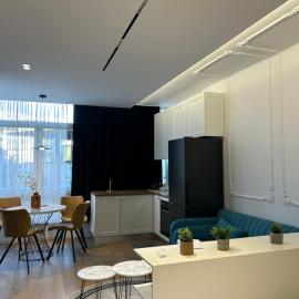 Alles Komuna studio apartment, hotel in Tirana