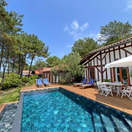 Villa Hau'Oli, 4 chambres, spacieuse, piscine privée, grand jardin fleuri vue golf et 8min à pied de la plage, hotel en Moliets-et-Maa