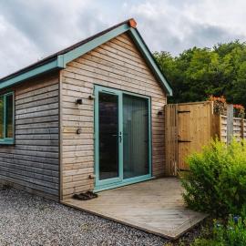 Viesnīca Love Nest Lodge 1BR with Hot Tub and Outdoor Cinema pilsētā Garnant