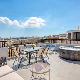 3 bedroom penthouse with jacuzzi and roof terrace VFRA1-1, hotel i Sliema