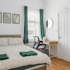 Newly renovated 2 Ensuite bedroom house in bury, 5 people، فندق في بيوري