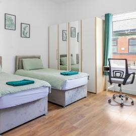 Newly Renovated 3-Bedroom Ensuite House Sleeps 6, Free Parking - Bury, Hotel in Bury