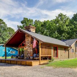 Steps to White River: Cabin Retreat w/ Dock Access, hotel en Lakeview