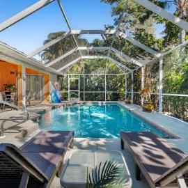 Cape Coral Pool Home with BBQ and Tropical Privacy: Cape Coral şehrinde bir otel