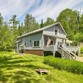 1 Mi to Rangeley Lake: Cabin w/ Wraparound Deck!, viešbutis mieste Rangeley