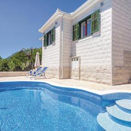 Zvečanje में, होटल Holiday Home Zvecanje With Outdoor Swimming Pool 326