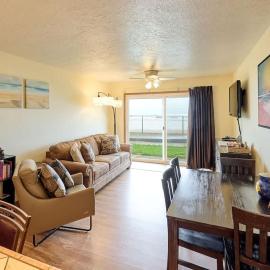 Premier Ground Floor Beachfront Condo - Sleeps 4 - Saltwater Pool, hotel v destinácii Lincoln City