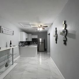 Grey Novo Studio + free-parking&wifi, hotel v destinaci Tampa