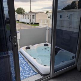 Serenity - Luxury Hot Tub, Sunnymede, Fantasy Island, Ramped Access, Parking, 2 dogs max - East Coast Holidays, hotell i Ingoldmells