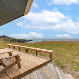 Whale Watch + Stargaze: Luxe Oceanfront Escape!, hotell i Caspar