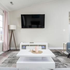 Peaceful Modern Home near Avon, hotel u gradu Avon