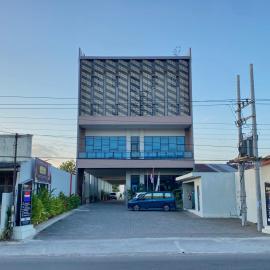 Front One Hotel Gombong, хотел в Gombong