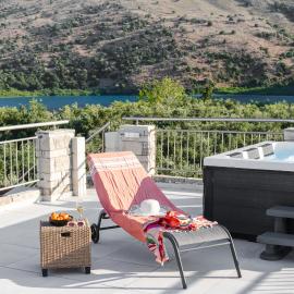 Lithus Retreat with Jacuzzi and 360 Views, hotell i Georgioupolis