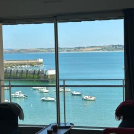 Appartement Design VIII - Port Rosmeur - Sublime vue Mer - Parking, hotel em Douarnenez