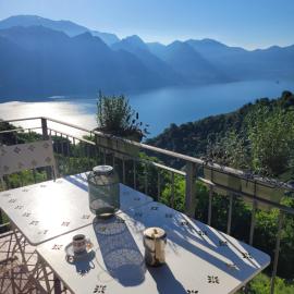 La Bella Vista-panoramic lake view, terrace & swimming pool, hotel sa Fonteno