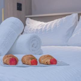 Unit 1 Bright & Classy 1-BDR Flat, Fast Wi-Fi, Free Parking, Intimate Location