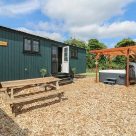 Luxury Shepherd Hut with Private Hot Tub