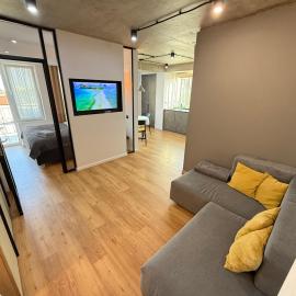 Nice Apartment in the Center, with Balcony, hotel a Crăsnăşeni
